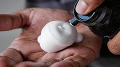 古いシェービングフォームを捨てないで：カーペットで驚きの効果を発揮します